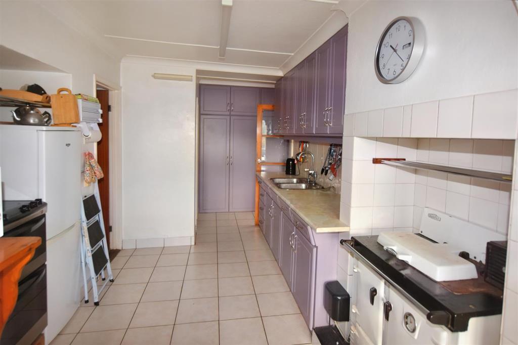 Lot: 17 - END-TERRACE COTTAGE FOR UPDATING -